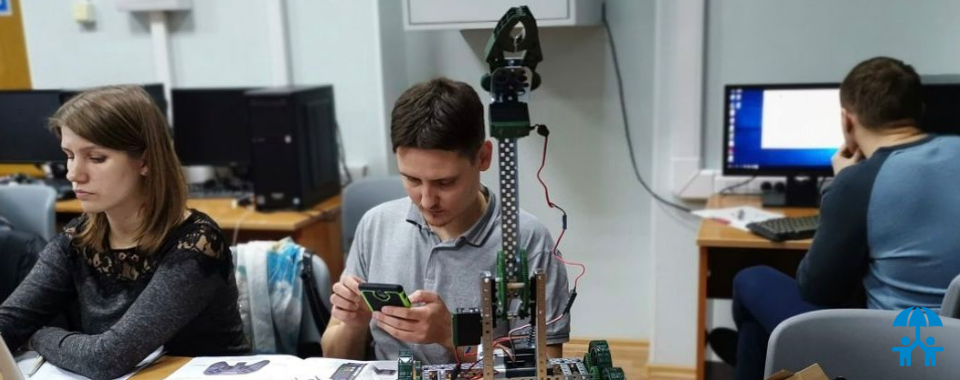 «Экзамен-Технолаб» открывает набор на курсы повышения квалификации для учителей информатики и робототехники