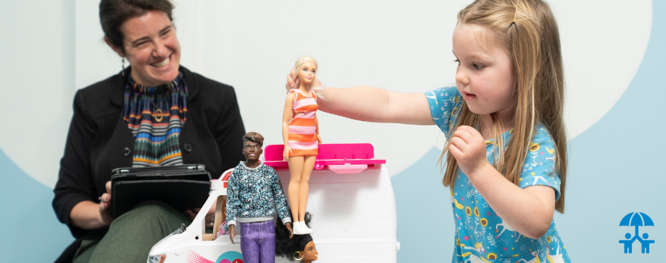 Ученые подтвердили, что игра в куклы побуждает детей говорить о мыслях и эмоциях других людей