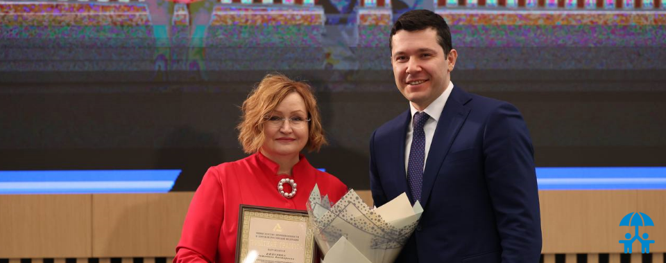 Антон Алиханов вручил награду президенту АИДТ Антонине Цицулиной