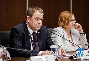 На ИННОПРОМ-2026 Минпромторг России и АИДТ обсудили запуск «Фабрики профессий» через инженерные игрушки