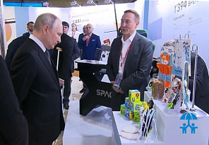Это нужно раскручивать: Владимир Путин познакомился с продукцией фабрики игрушек «Мякиши»
